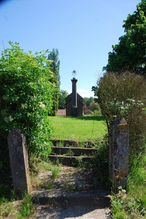 Cortil chapelle et stèle 2